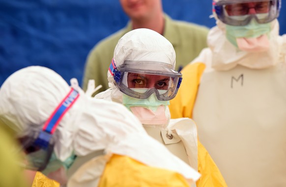 Freiwillige in Sierra Leone werden im Umgang mit Infizierten geschult.