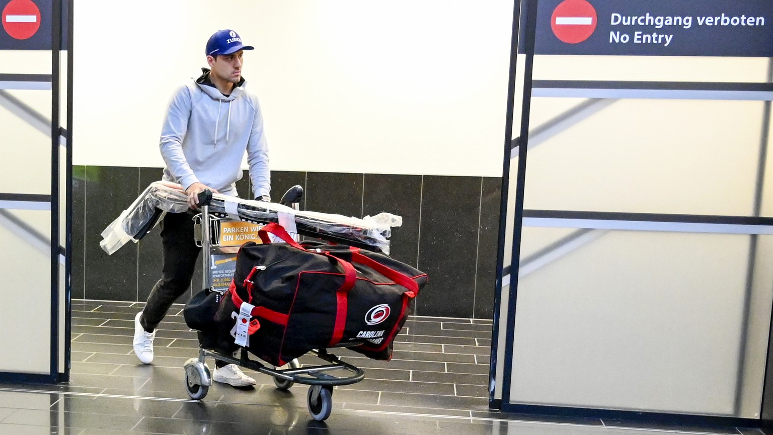 Switzerland`s Nino Niederreiter arrives at the airport in Wien for the IIHF 2019 World Ice Hockey Championships, in Wien, Austria, on Monday, May 20, 2019. (KEYSTONE/Melanie Duchene)