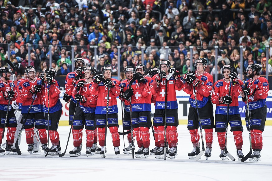 Happy Suisse players after winning the game between Team Suisse and HC Davos at the 91th Spengler Cup ice hockey tournament in Davos, Switzerland, Saturday, December 30, 2017. (KEYSTONE/Melanie Duchen ...