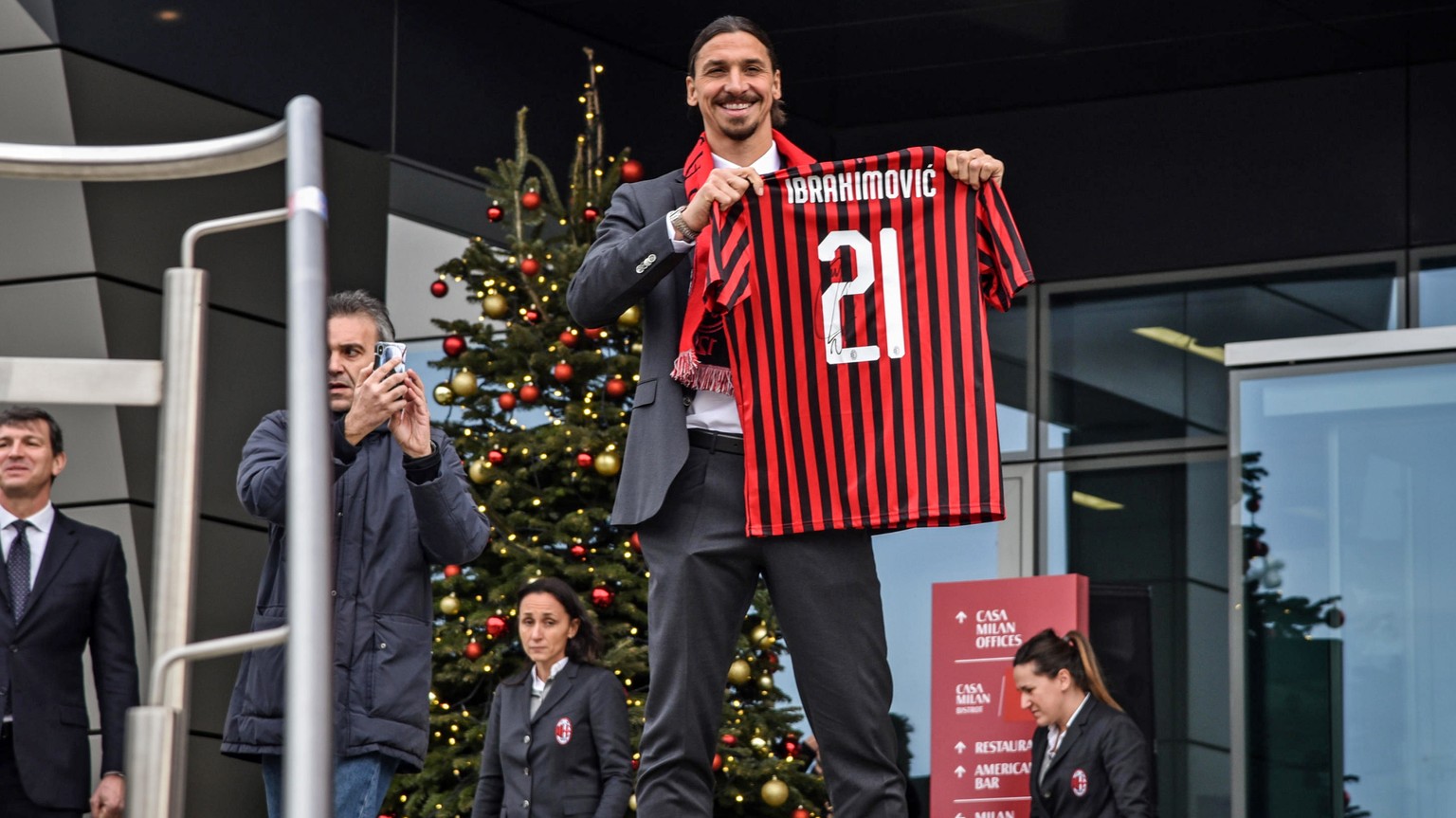 epa08099772 Swedish soccer player Zlatan Ibrahimovic poses withhis jersey during his presentation at the AC Milan&#039;s headquaters in Milan, Italy, 03 January 2020. it is the second time at Milan fo ...