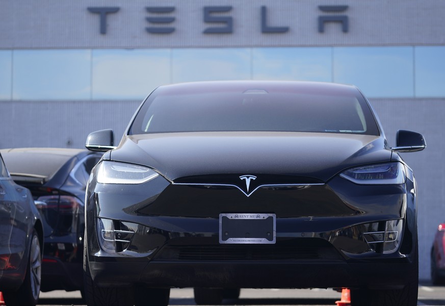 An unsold 2021 Model X sports-utility vehicle sits at a Tesla dealership Sunday, Jan. 24, 2021, in Littleton, Colo. Tesla reports earnings on Wednesday, Jan. 21. (AP Photo/David Zalubowski)
r m