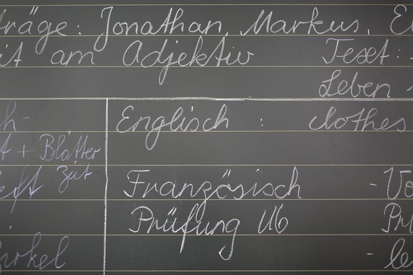 THEMENBILD ZUR KANTONALEN ABSTIMMUNG FREMDSPRACHENINITIATIVE ZUERICH --- A blackboard pictured during a French lesson of a middle school class at the day school Bungertwies in Zurich, Switzerland, on  ...
