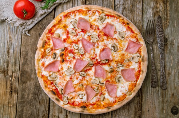 pizza mit schinken prosciutto cotto essen food shutterstock