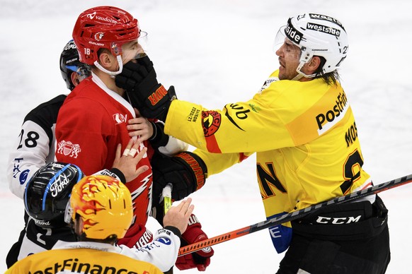 L&#039;attaquant lausannois Floran Douay, gauche, se bat avec l&#039;attaquant bernois Simon Moser, droite, a la fin du match a huis clos du championnat suisse de hockey sur glace de National League e ...