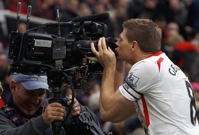 Er küsst wieder die Kamera im Old Trafford: Steven Gerrard, Doppeltorschütze gegen ManU.