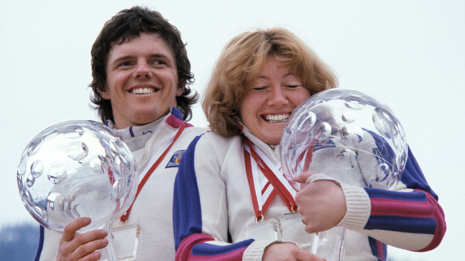 Hanni, rechts, und ihr Bruder Andreas Wenzel, links, zeigen am Ende der Skisaison 1980/1981 in Saalbach-Hinterglemm ihre grossen Kristallkugeln, welche sie fuer den Sieg im Gesamtweltcup erhielten. (K ...