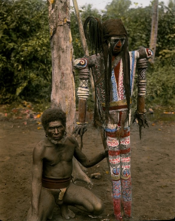 Mann mit einer bemalten Figur

Heim, Arnold 
Titel:
Mumie, Puovulu, Malakula 
Beschreibung:
Mann mit einer bemalten Figur 
Datierung:
9.7.1921