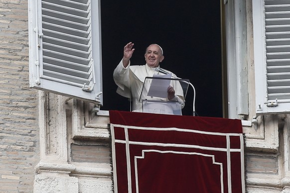 epa08850362 Pope Francis delivers the Angelus prayer from the window of his office at Saint Peter&#039;s Square in Vatican City, 29 November 2020. EPA/FABIO FRUSTACI