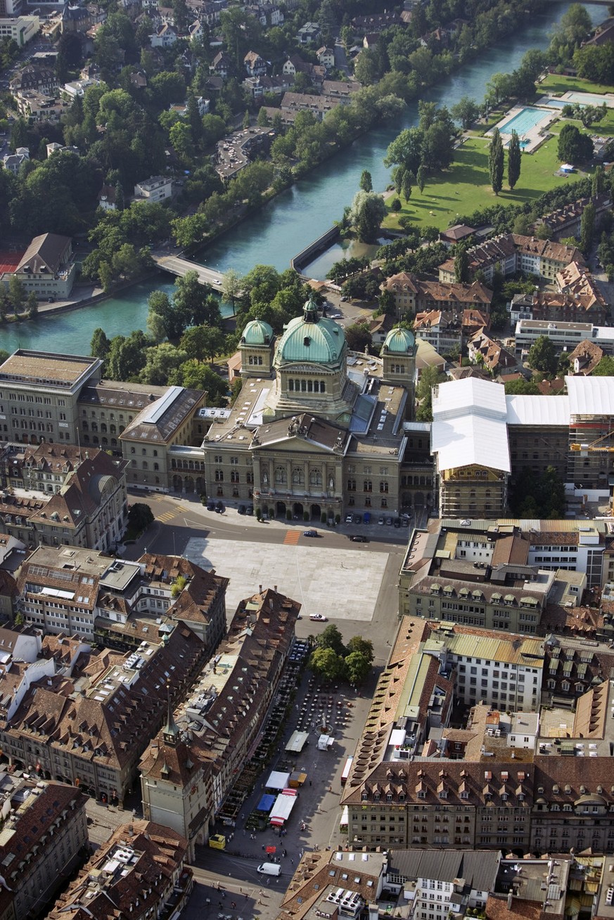 The Federal Palace with the Parliament Square and the river Aare with the &quot;Marzilibad&quot; in Berne, Switzerland, pictured on July 18, 2005. (KEYSTONE/Alessandro della Valle)

Das Bundeshaus mit ...