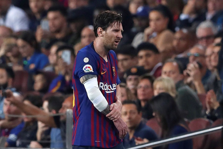 epa07107851 FC Barcelona&#039;s Lionel Messi leaves the pitch after sustaining an injury during the Spanish La Liga soccer match between FC Barcelona and Sevilla CF at Camp Nou stadium in Barcelona, S ...