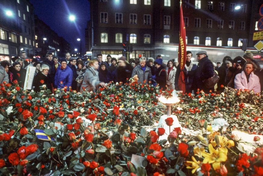 epa05179651 (FILE) A file picture taken on 01 March 1986 shows a pile of flowers at the place at Sveavagen in Stockholm where the assassination of prime minister Olof Palme took place, Sweden. On 28 F ...