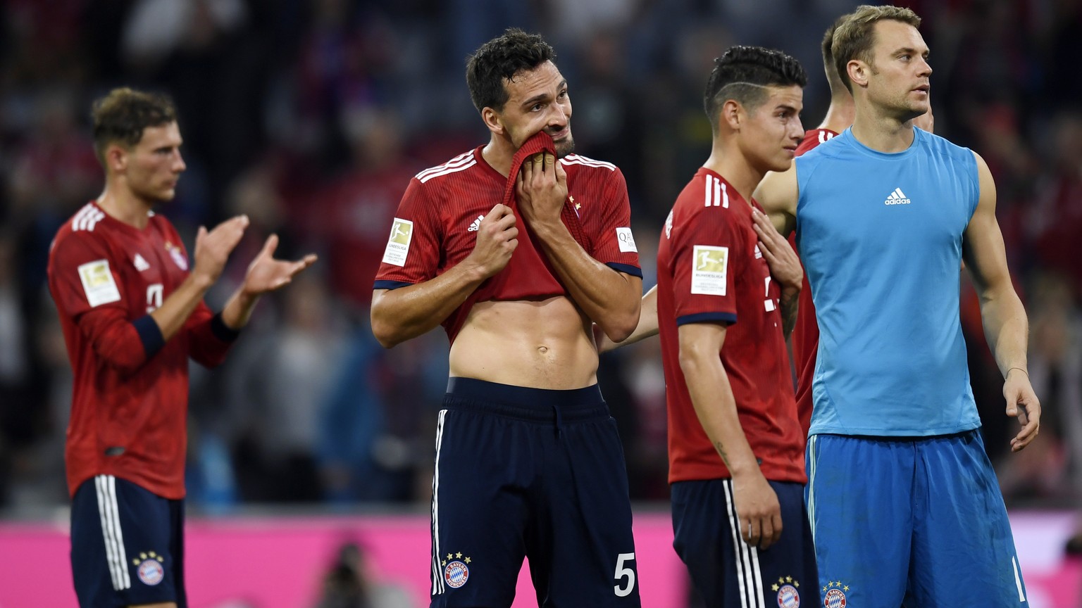 epa07074761 Bayern&#039;s Mats Hummels (C) and Manuel Neuer (R) react after the German Bundesliga soccer match between Bayern Munich and Borussia Moenchengladbach in Munich, Germany, 06 October 2018.  ...