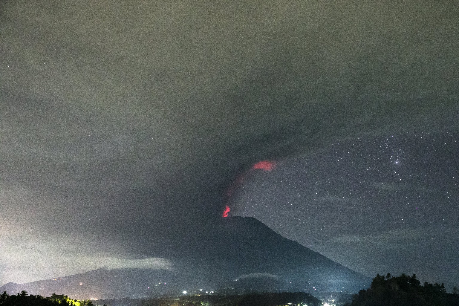 epa06351000 A long exposure picture shows Mount Agung volcano spewing volcanic ash in Karangasem, Bali, Indonesia, 25 November 2017. According to reports from the Energy and Mineral Resources Ministry ...