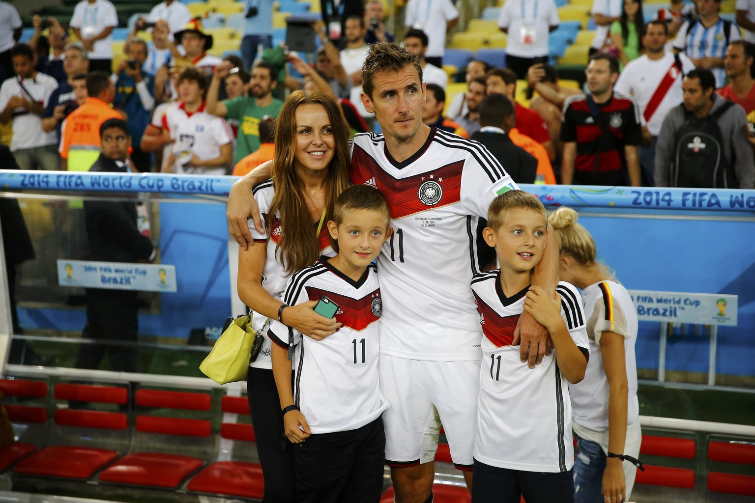 WM-Rekordtorschütze Miroslav Klose lässt mit Frau Sylwia und den Söhnen Noah und Luan ein historisches Foto fürs Familienalbum schiessen.
