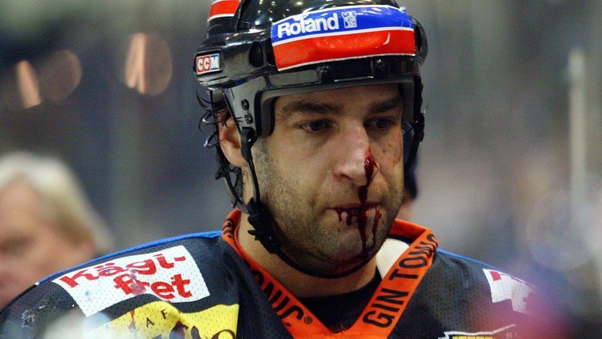 Der Berner Yves Sarault geht nach einem Stockschlag vom Eis mit blutender Nase im NLA Eishockey Meisterschaftsspiel zwischen dem SC Bern und Lausanne am Freitag, 3. Dezember 2004, in Bern. (KEYSTONE/P ...