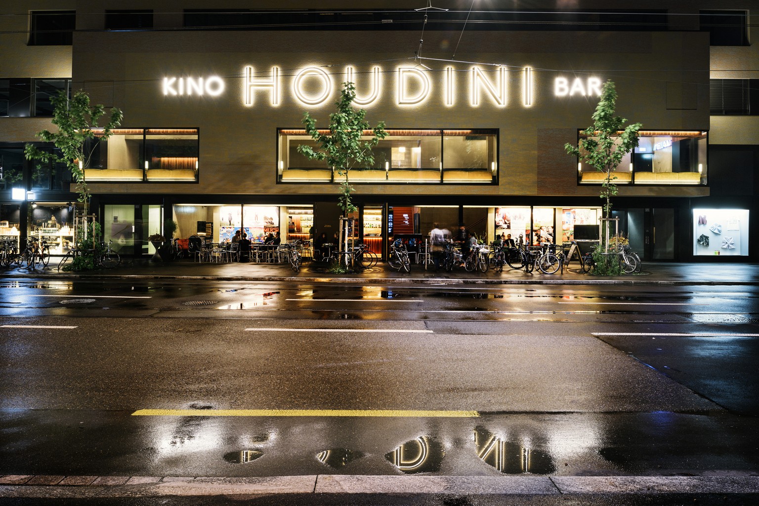 HEUTE, MITTWOCH, 06. JULI 2016, STELLEN WIR IHNEN FOLGENDES NEUES BILDMATERIAL VON ZUERICH BEI NACHT ZUR VERFUEGUNG --- The cinema and bar Houdini with neon lights, pictured in Zurich, Switzerland, on ...