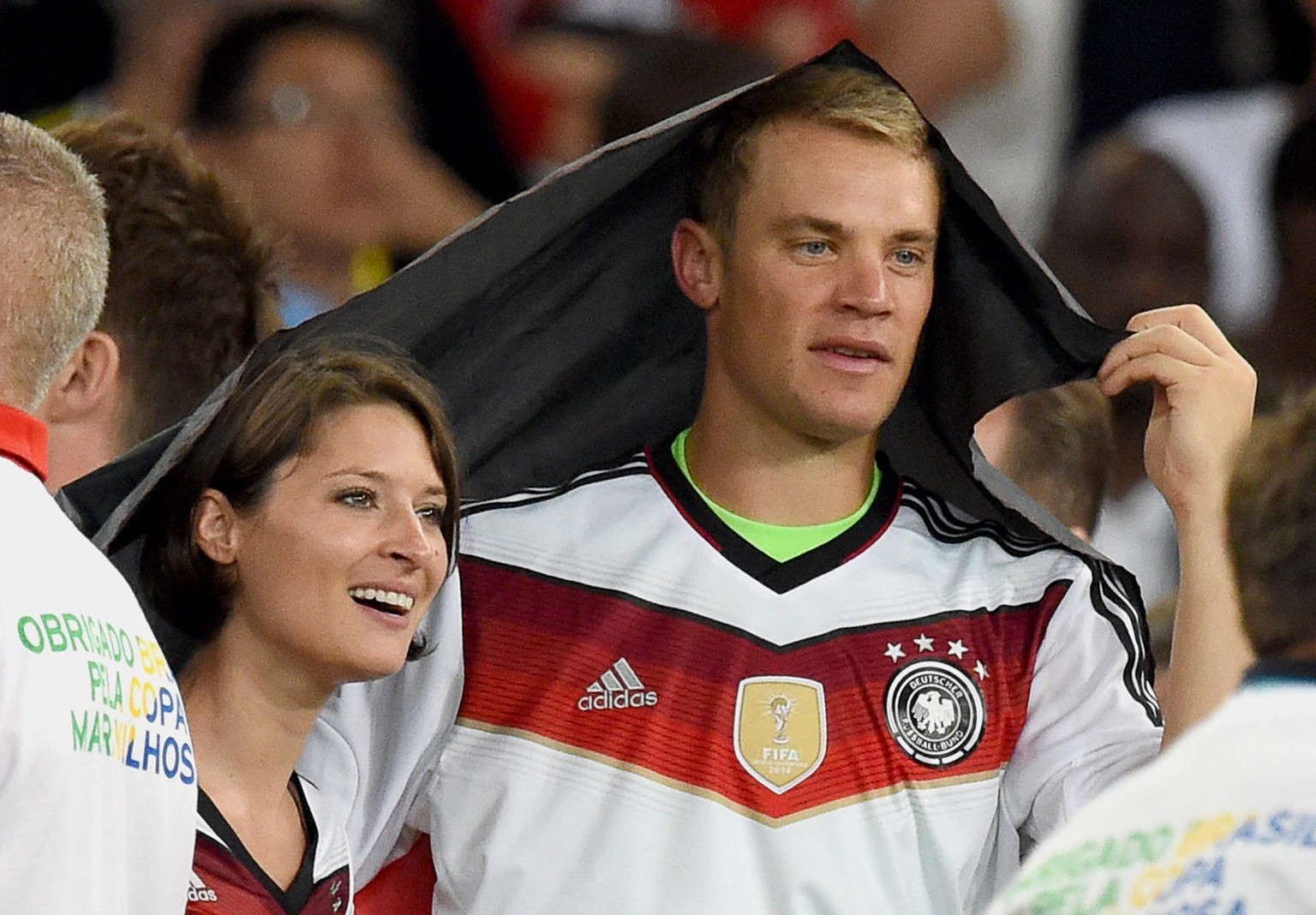 Unter der Deutschland-Flagge, noch nicht unter der Haube: Goalie Manuel Neuer und Freundin Kathrin Gilch.