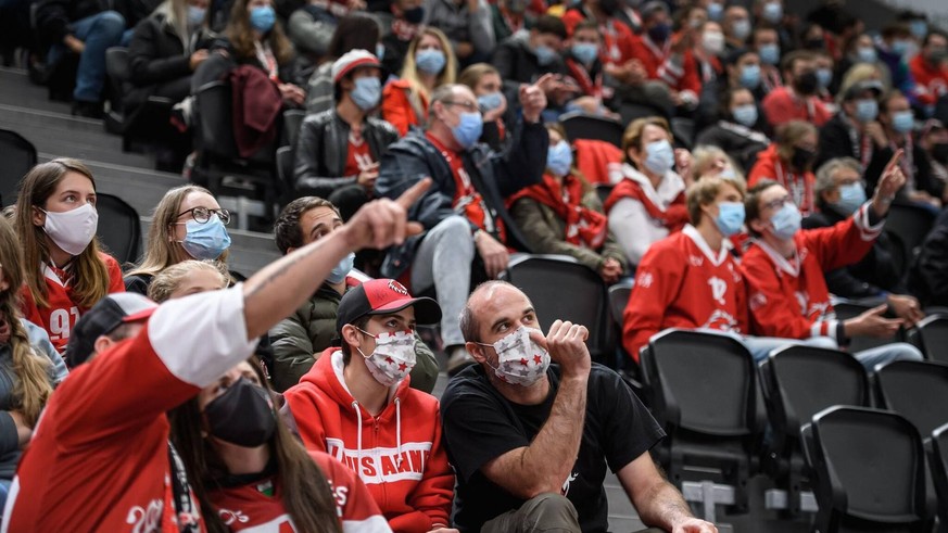 Dieses Foto von einem Eishockeymatch in Lausanne publizierte die «New York Times» als Illustration ihres Artikels über die «lockeren» Schweizer Massnahmen.