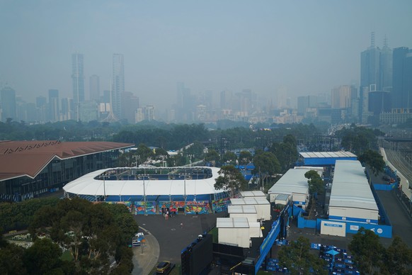 epa08128867 A general view is seen of smoke haze at Melbourne Park in Melbourne, Australia, 15 January 2020. EPA/MICHAEL DODGE AUSTRALIA AND NEW ZEALAND OUT