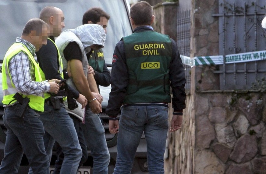 epa05603678 Confessed perpetrator of the quadruple homicide of Pioz, Patrick Nogueira Gouveia (C), is escorted by members of the Guardia Civil upon his arrival to the house where the bodies where foun ...