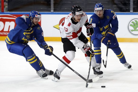 epa05972937 Gaetan Haas of Switzerland in action against Oliver Ekman-Larsson (L) and John Klingberg of Sweden during the IIHF Ice Hockey World Championship 2017 quarter final game between Switzerland ...