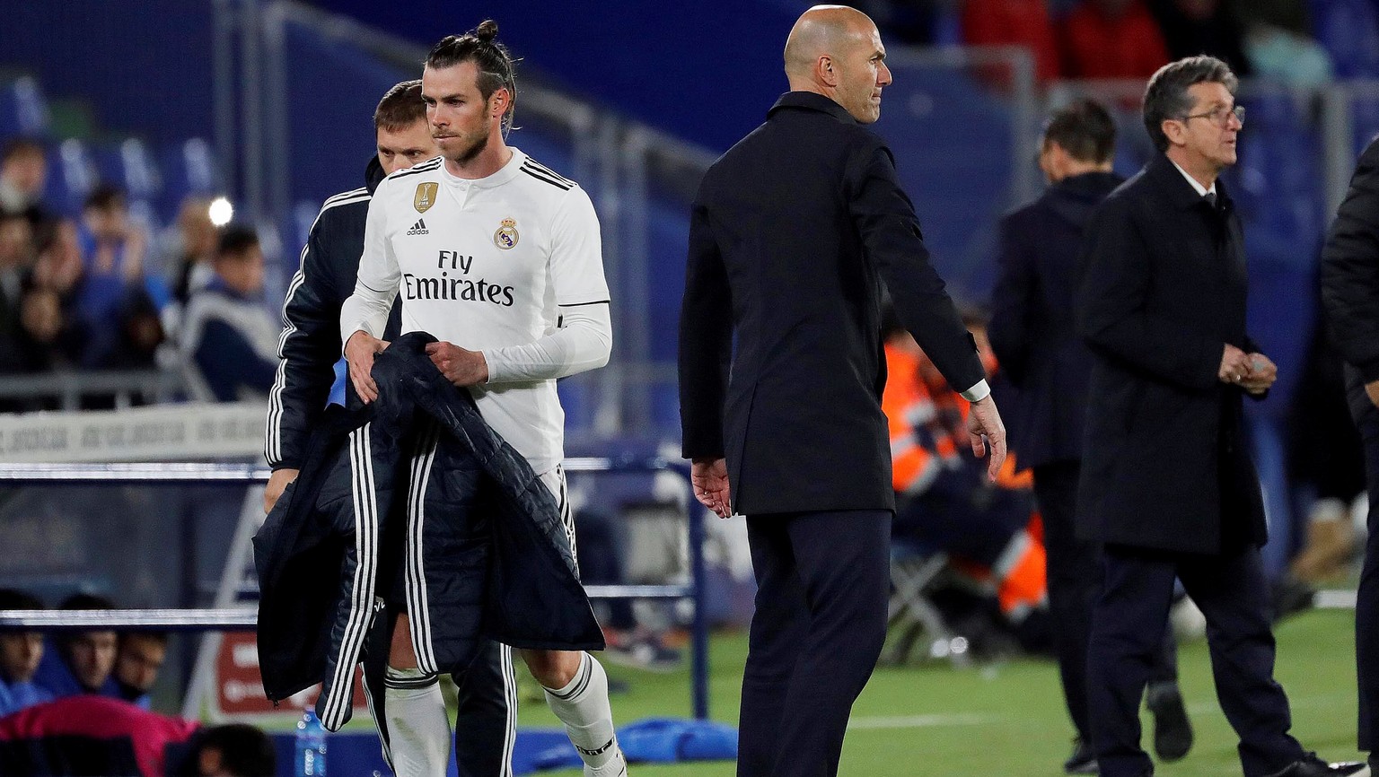 epa07528998 Real Madrid&#039;s Welsh forward Gareth Bale (L) walks past the team&#039;s head coach Zinedine Zidane (C) after being substituted during a Spanish LaLiga soccer match between Real Madrid  ...
