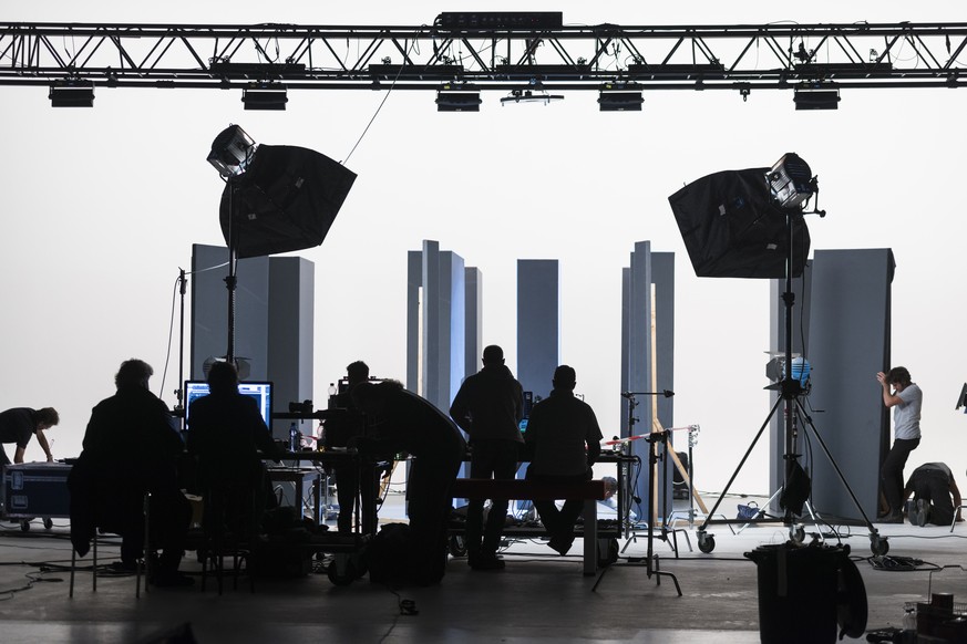 Das Seven-Video wurde vor drei verschiedenen Kulissen gedreht, die in der «Post Production» am Computer zu einem einzigen Raum zusammengeführt wurden.