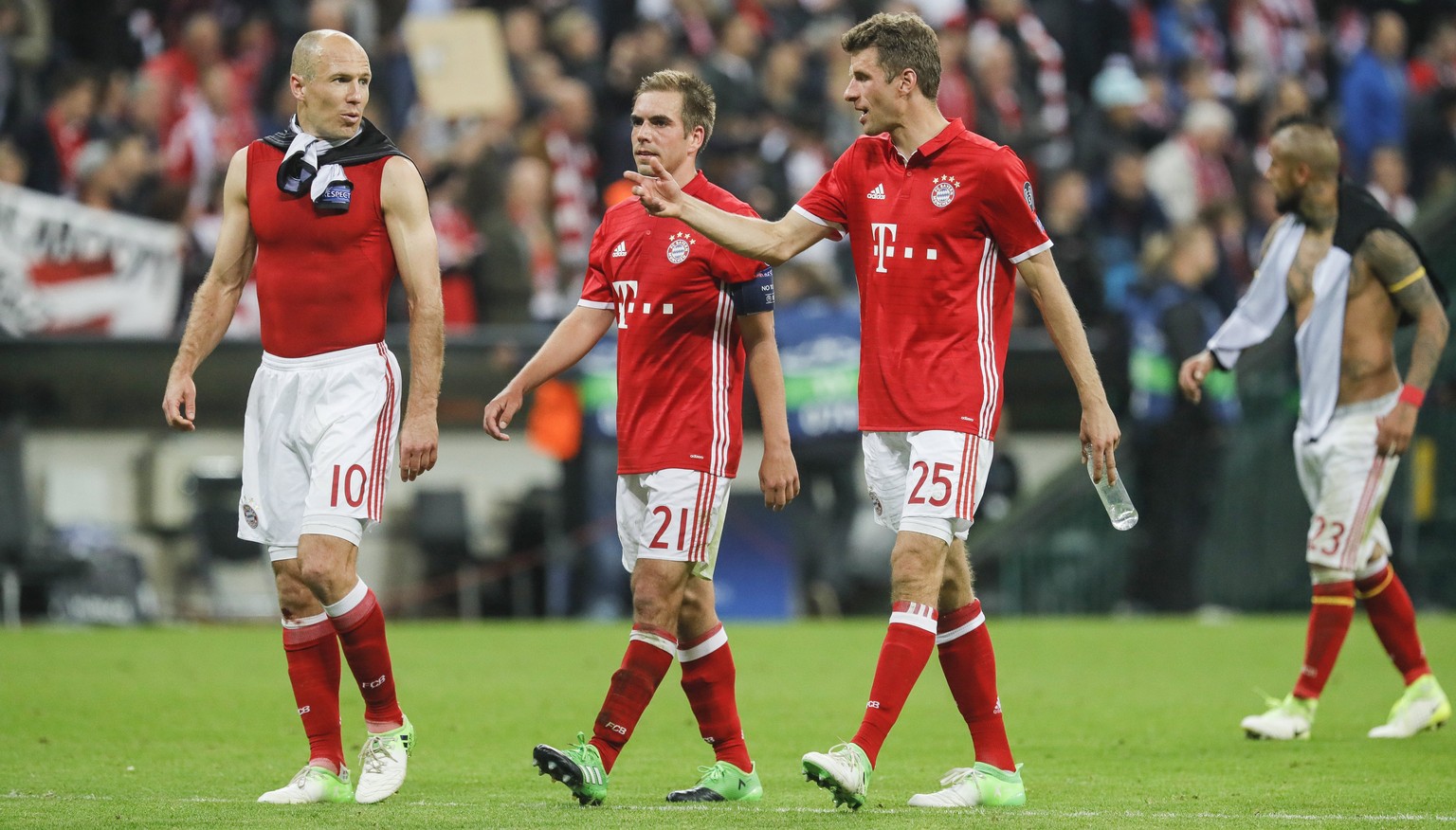 epa05905169 (L-R) Bayern&#039;s Arjen Robben, Philipp Lahm and Thomas Muller react at the end of the UEFA Champions League quarter final, first leg soccer match between Bayern Munich and Real Madrid a ...