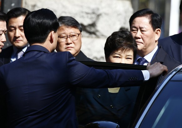 epa05878118 South Korean former President Park Geun-hye (2-R), as she leaves from her home on her way to the Seoul Central District Court, in Seoul, South Korea, 30 March 2017. Park faces a total of 1 ...
