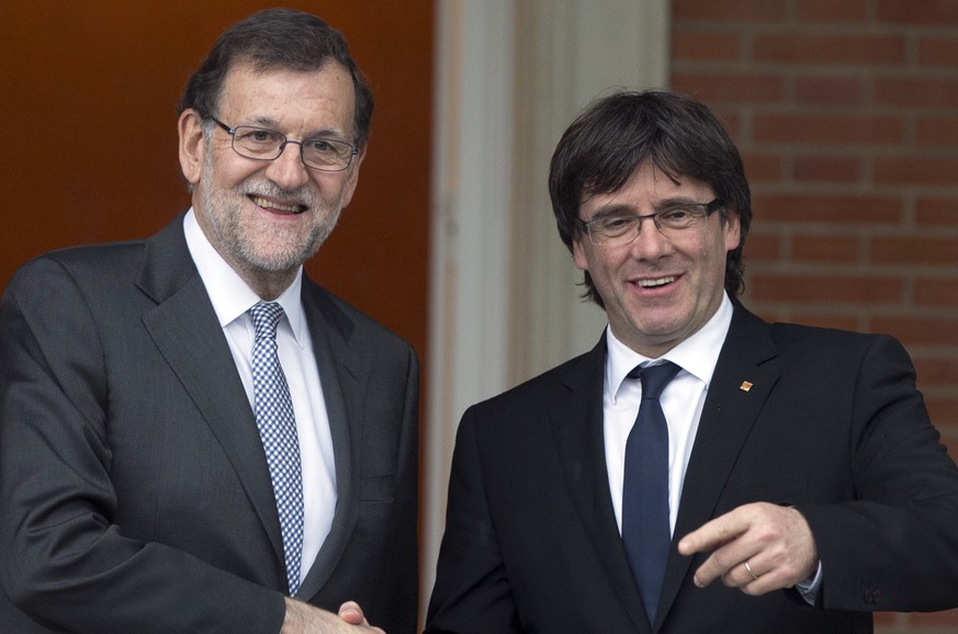 Spain&#039;s acting Prime Minister Mariano Rajoy, left, shakes hands with Catalan regional President Carles Puigdemont at the Moncloa Palace in Madrid, Spain, Wednesday, April 20, 2016. Rajoy held his ...