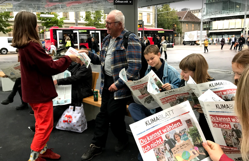Klimastreiker verteilen das Klimablatt am Montag in Bern.