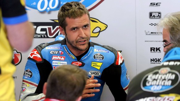 epa06748930 Swiss Moto GP rider Thomas Luthi (C) of EG 0,0 Marc VDS prepares with his team during the free practice of the MotoGP race of the French Motorcycling Grand Prix at Le Mans race track, in L ...