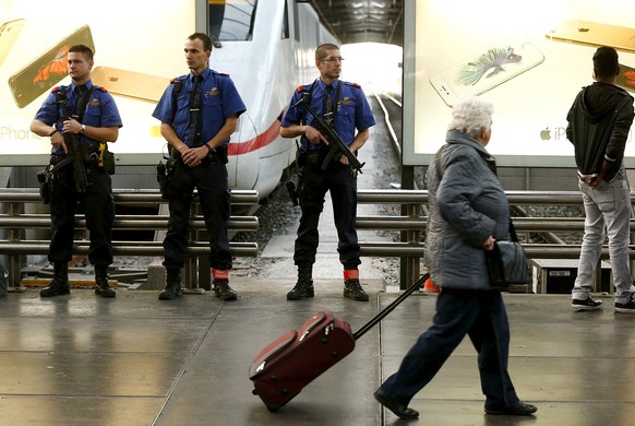 Vorauseilender Gehorsam als Folge der vermehrten Überwachung – Schwerbewaffnete Polizisten am Hauptbahnhof Zürich.&nbsp;