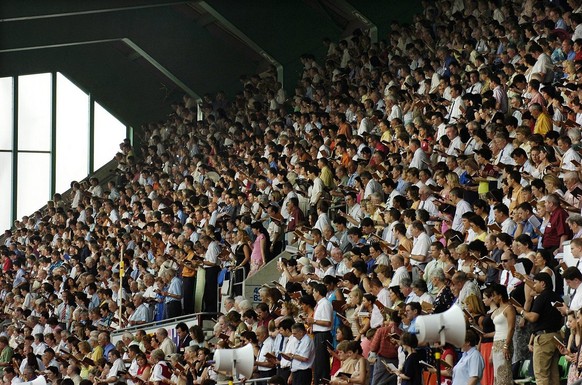 Zeugen Jehovas bei einer Versammlung 2005 im Zürcher Leichtathletik-Stadion Letzigrund.