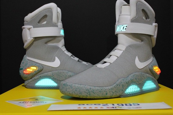 Ein paar «Limited Edition Nike Mag 10 Back to the Future II Marty McFly»s kosten beim eBay-Verkäufer ace21985 8000 Dollar.