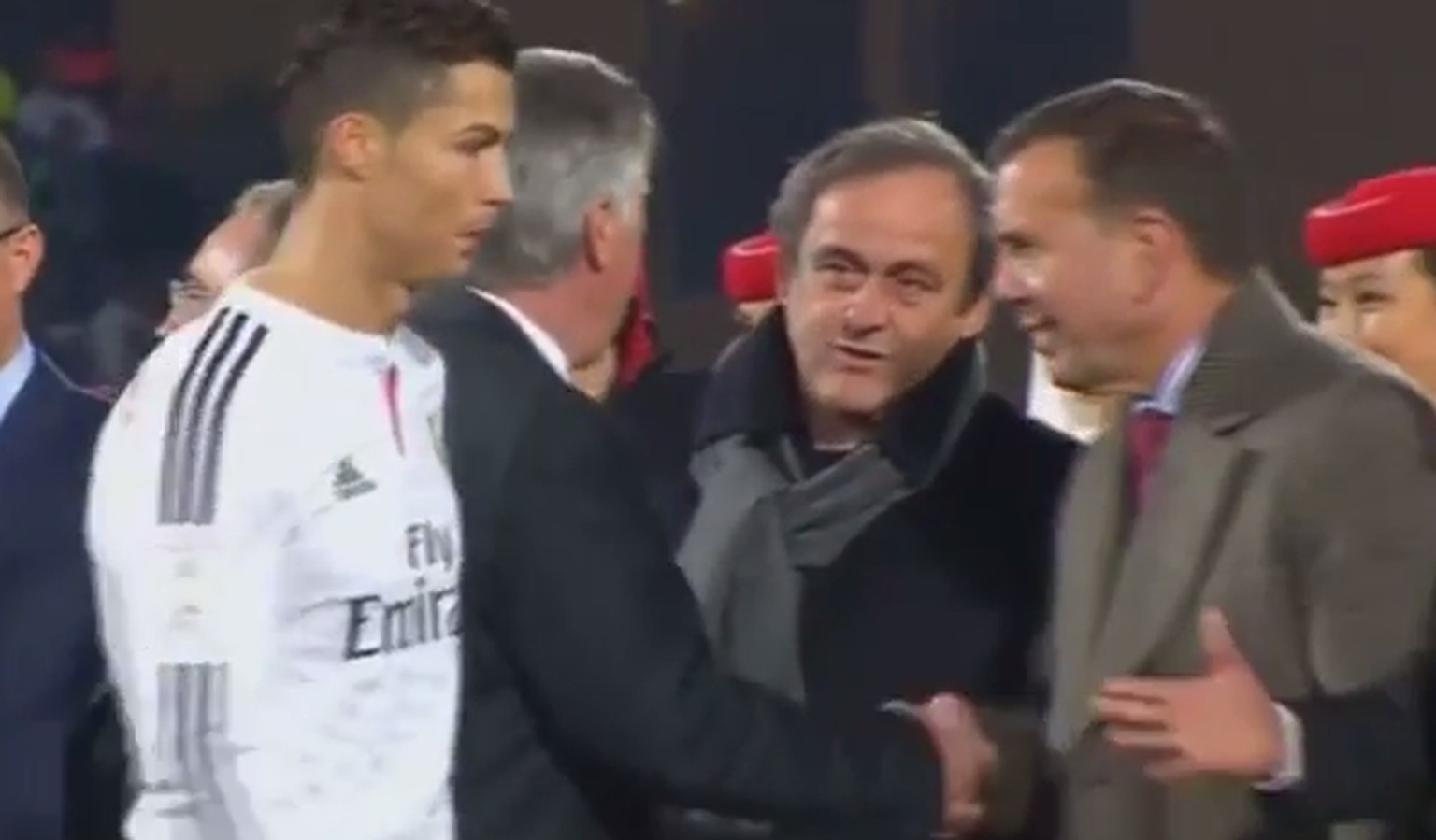 Die beiden werden keine Freunde mehr: Cristiano Ronaldo hat keine Lust auf das Handshake mit Michel Platini.