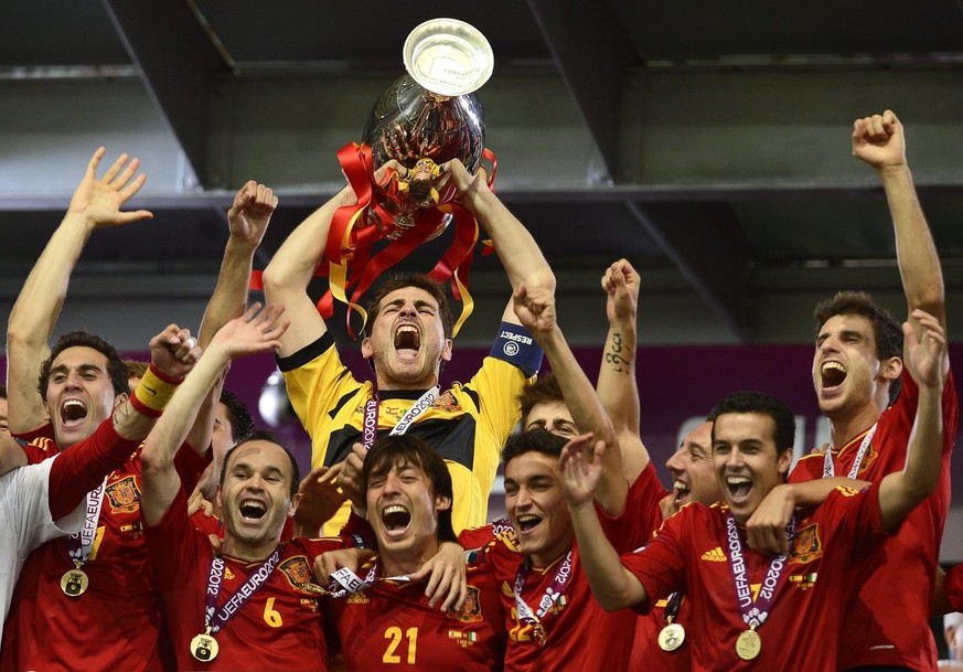 epa03291793 Spain&#039;s goalkeeper Iker Casillas (C) lifts the trophy as his teammates celebrate after the final of the UEFA EURO 2012 between Spain and Italy in Kiev, Ukraine, 01 July 2012. Spain wo ...