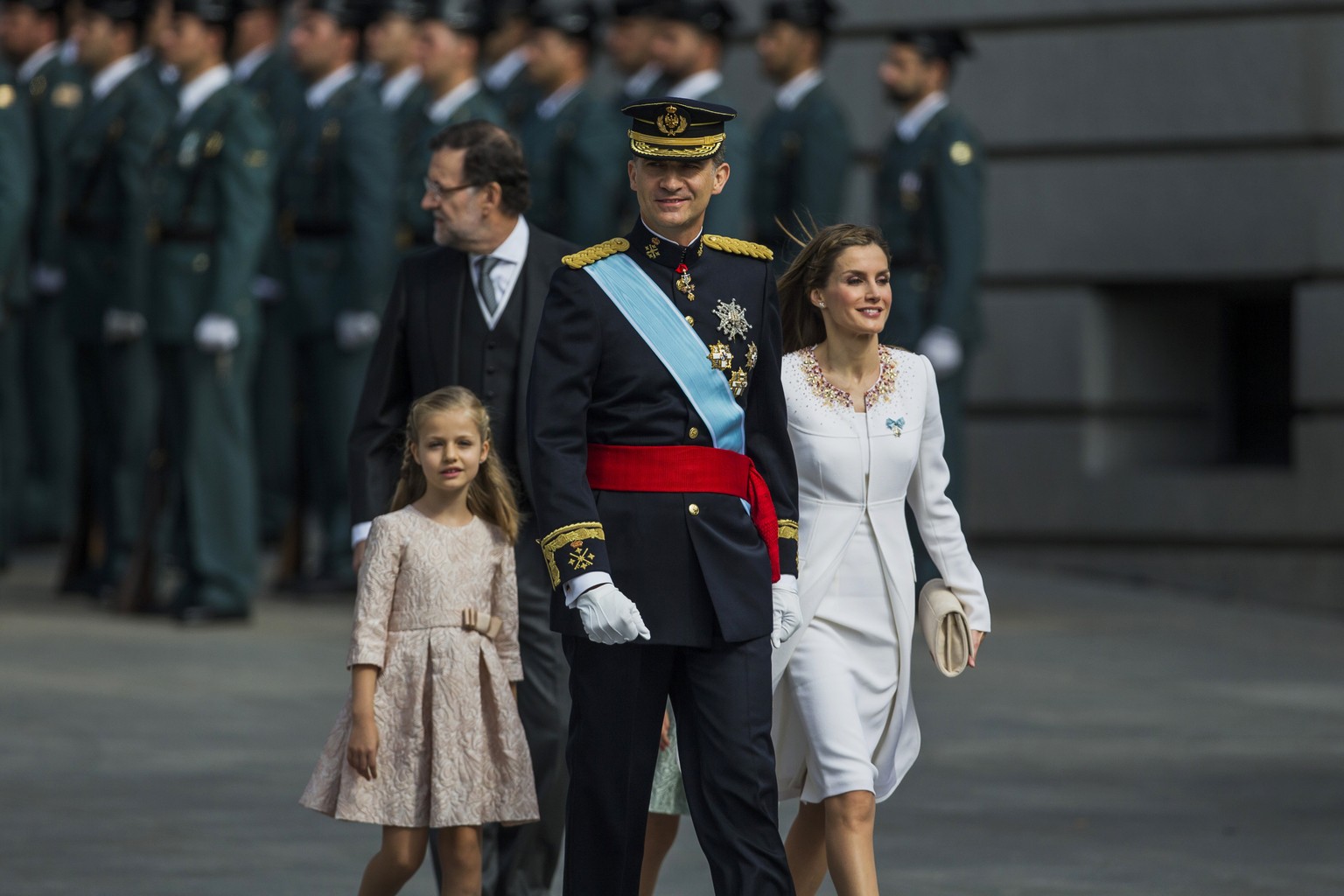 Spaniens neu gekrönter König Felipe VI, Königin Letizia und Prinzessin Leonor auf dem Weg zum Parlament in Madrid.