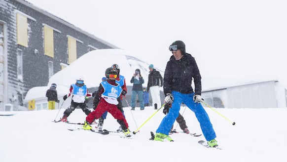 Bernhard Russi, der ehemalige Skiweltmeister und Olympiasieger, unterrichtet Kinder im Rahmen des Projekts snow4free am Mittwoch, 9. Januar 2019 im Skigebiet Wildhaus. Die gemeinsame Bewegungsfoerderu ...