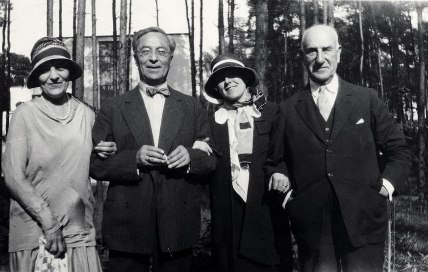 1930: Irene Guggenheim, Wassily Kandinsky, Hilla Rebay und Solomon Guggenheim im Bauhaus in Dessau.