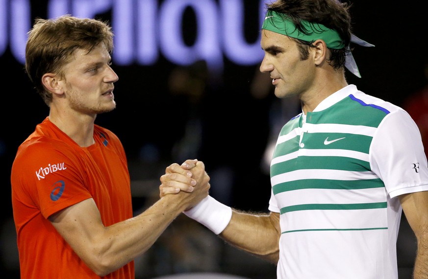 Roger Federer holt sich die verdienten Gratulationen von David Goffin ab.