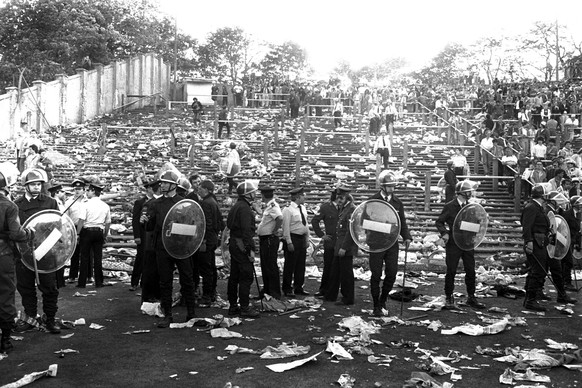 Im Heysel-Stadion in Brüssel kam es 1985 zu einem verheerenden Unglück, als Anhänger Liverpools in den neutralen Sektor stürmten und eine Panik ausbrach. Eine Wand stürzte ein und 39 Menschen kamen um ...