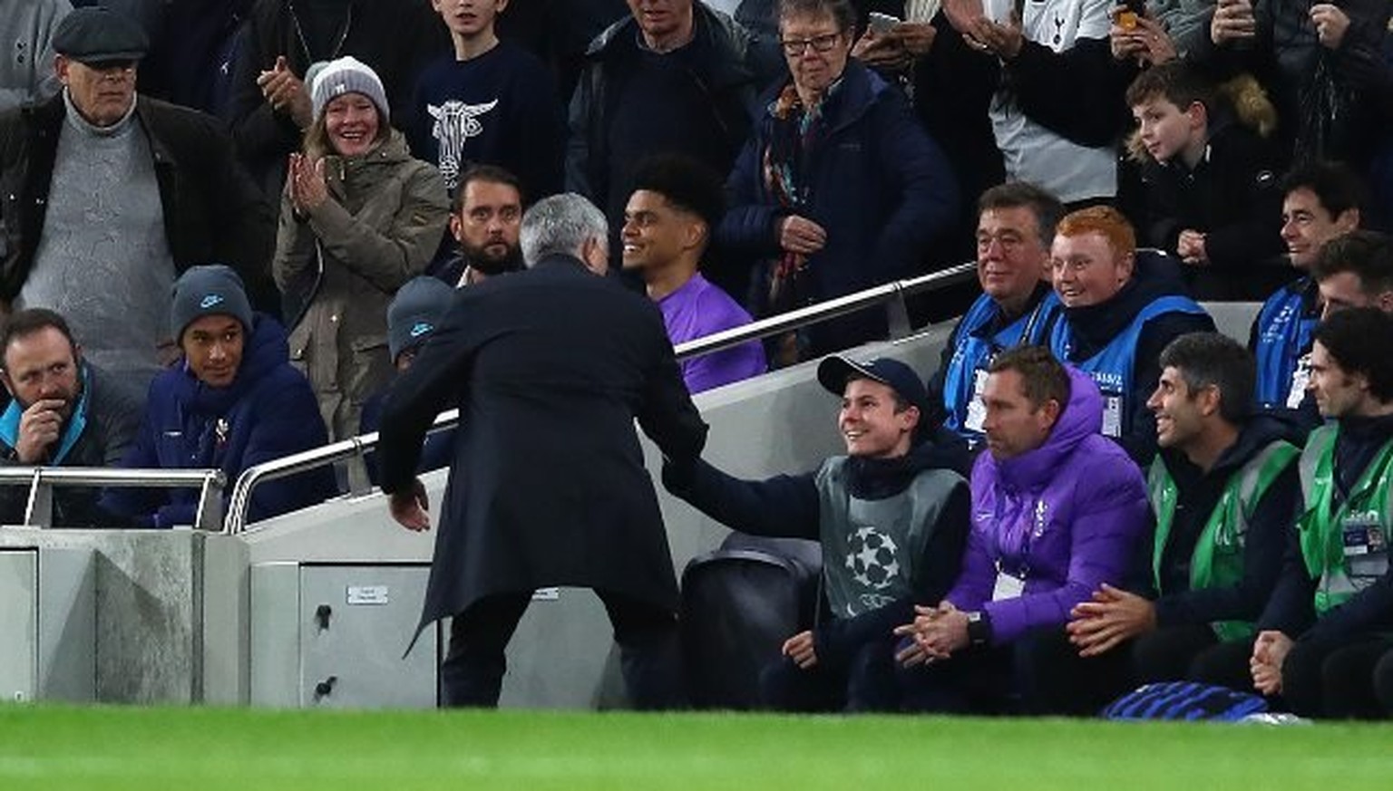 Mourinho bedankt sich bei einem Balljungen für den «Assist» zu Tottenhams 2:2.