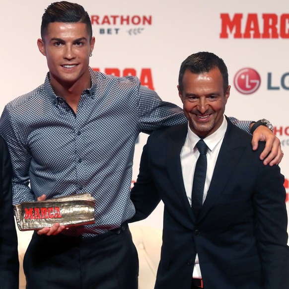 epa07747731 Portuguese soccer player Cristiano Ronaldo (C) reacts next to his manager Jorge Mendes (R) and Real Madrid&#039;s President Florentino Perez (L) after receiving the &#039;Marca Leyenda&#03 ...