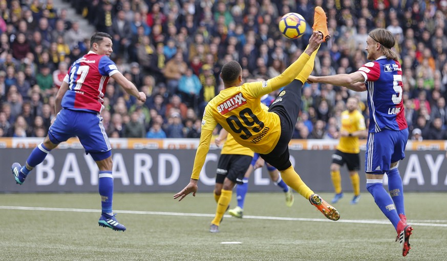 Bern&#039;s Guillaume Hoarau scores the 1-0 next to Basel&#039;s Michael Lang, right, and Basel&#039;s Marek Suchy, left, during a Super League match between BSC Young Boys Bern and FC Basel, Monday,  ...