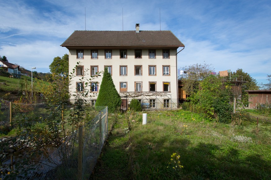 Blick auf den Garten vor dem «Huus uf dr Weid»: das Gebäude wurde zuvor als Armenhaus genutzt.