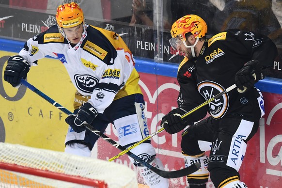 Lugano&#039;s Topscorer Romain Loeffel, right, fights for the puck with Ambri&#039;s Topscorer Dominik Kubalik, left, during the preliminary round game of National League Swiss Championship 2018/19 be ...