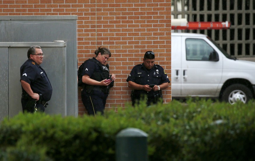 Beamte vor dem Polizeihauptquartier in Dallas: Am Samstag ging eine anonyme Drohung ein.