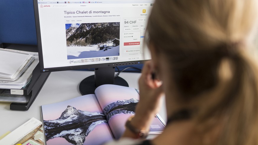 A woman surfs on the the airbnb website, pictured in Zurich, Switzerland, on September 4, 2014. (KEYSTONE/Gaetan Bally)