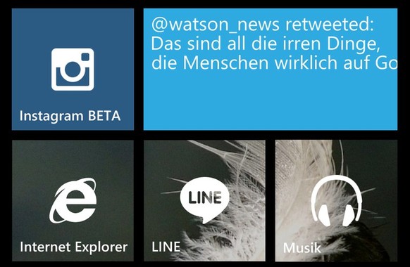Die Twitter-App zeigt die letzten Nachrichten in der blauen Kachel auf dem Homescreen an.